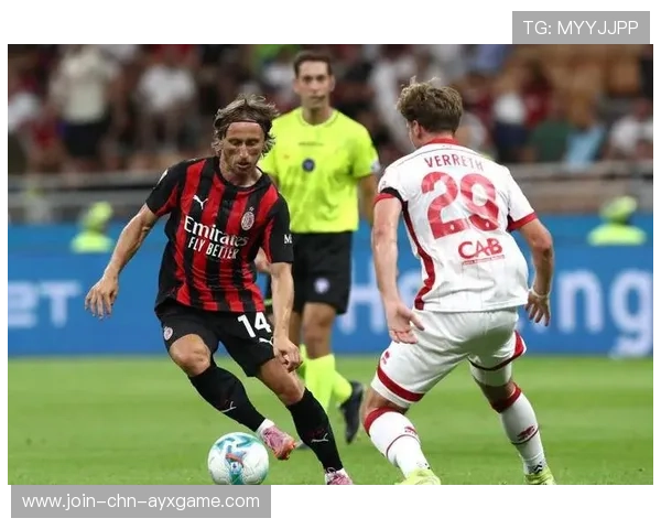 AC米兰前场压迫成功,对手后防出现失误